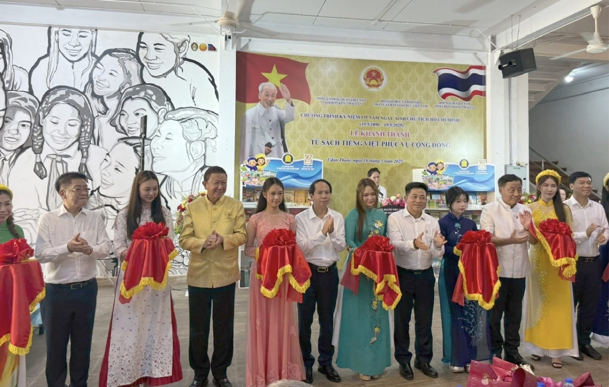 Khai trương tủ sách cộng đồng tại phố Việt Nam tại Thái Lan. Ảnh: Tổng LSQ Việt Nam tại Thái Lan