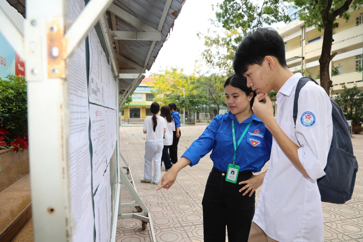 Tình nguyện viên hỗ trợ thí sinh tại các điểm thi