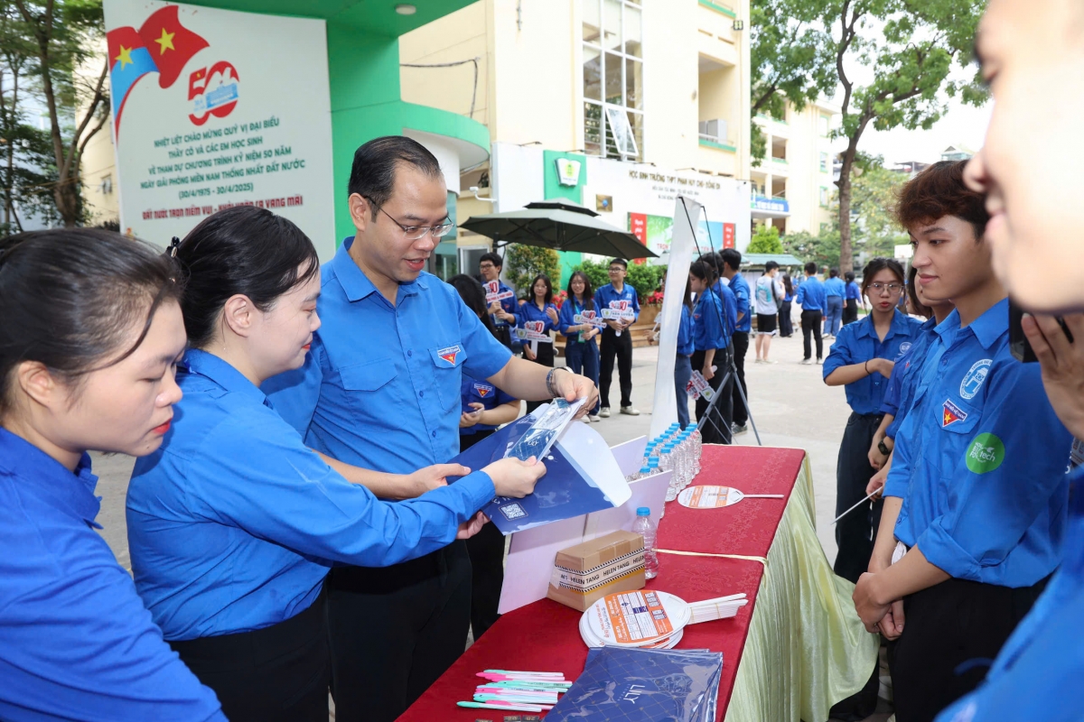 Phó Bí thư Thành đoàn, Chủ tịch Hội Sinh viên Việt Nam thành phố Hà Nội Nguyễn Tiến Hưng động viên các tình nguyện viên tham gia "Tiếp sức mùa thi"