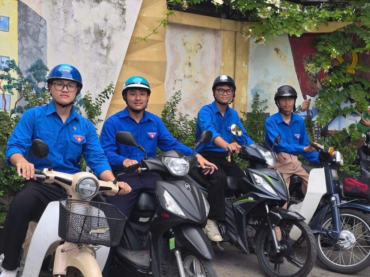 Các tình nguyện viên sẵn sàng trên những chiếc xe ôm miễn phí dành cho thí sinh hoàn cảnh khó khăn, thí sinh khuyết tật