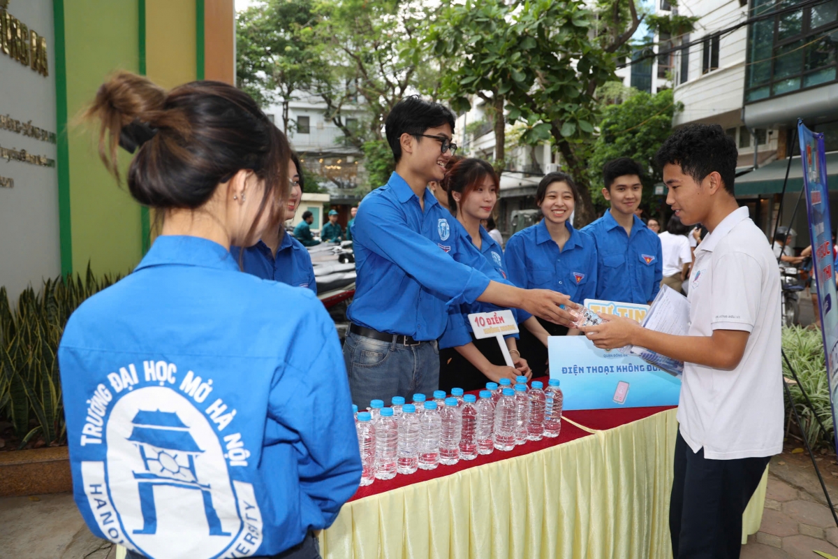 Sinh viên tình nguyện hỗ trợ thí sinh làm thủ tục dự thi