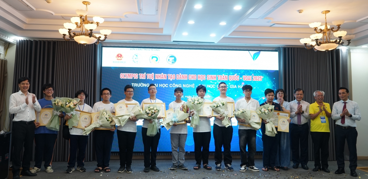 Ban tổ chức trao bằng khen và tặng hoa chúc mừng 10 thí sinh đạt thành tích cao nhất cuộc thi
(Ảnh: Ban tổ chức )