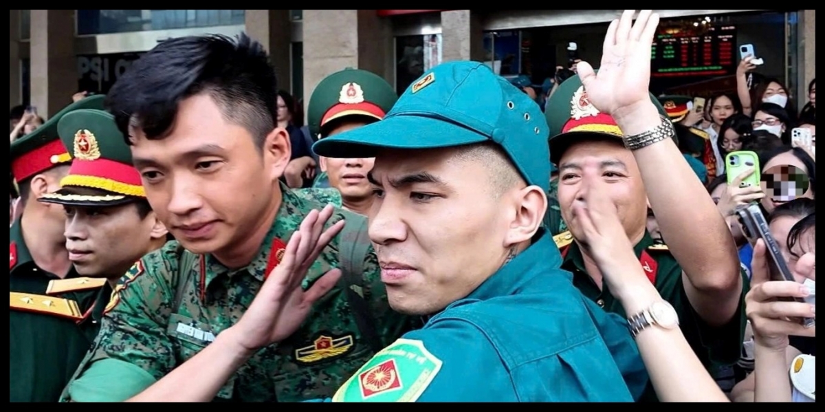 Thượng úy Lê Hoàng Hiệp phải nhờ đến sự hỗ trợ của đồng đội và lực lượng dân quân tự vệ mới có thể thoát ra ngoài - Ảnh: Báo Dân trí