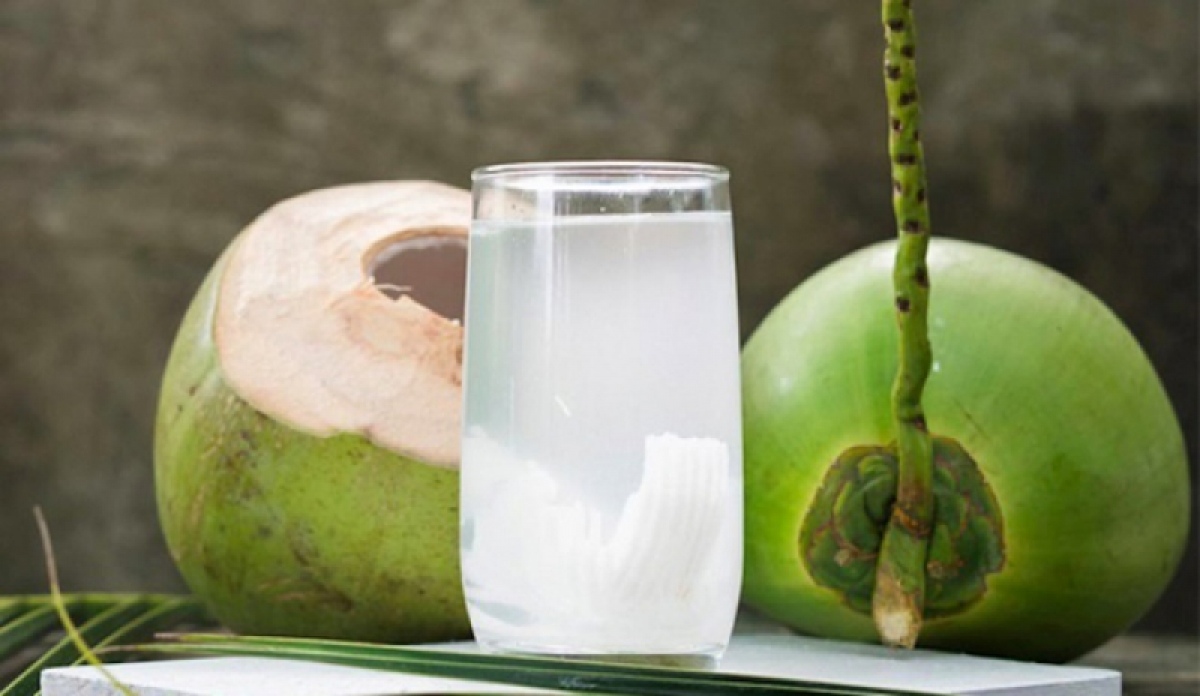 Nước dừa thường được sử dụng trong ngày hè để thanh nhiệt và thải độc cơ thể. Ảnh Internet