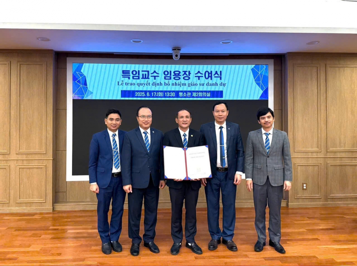 GS Nguyễn Trung Việt và đoàn công tác của trường ĐH Thủy Lợi trong lễ đón nhận danh hiệu GS danh dự (Ảnh: TLU cc )