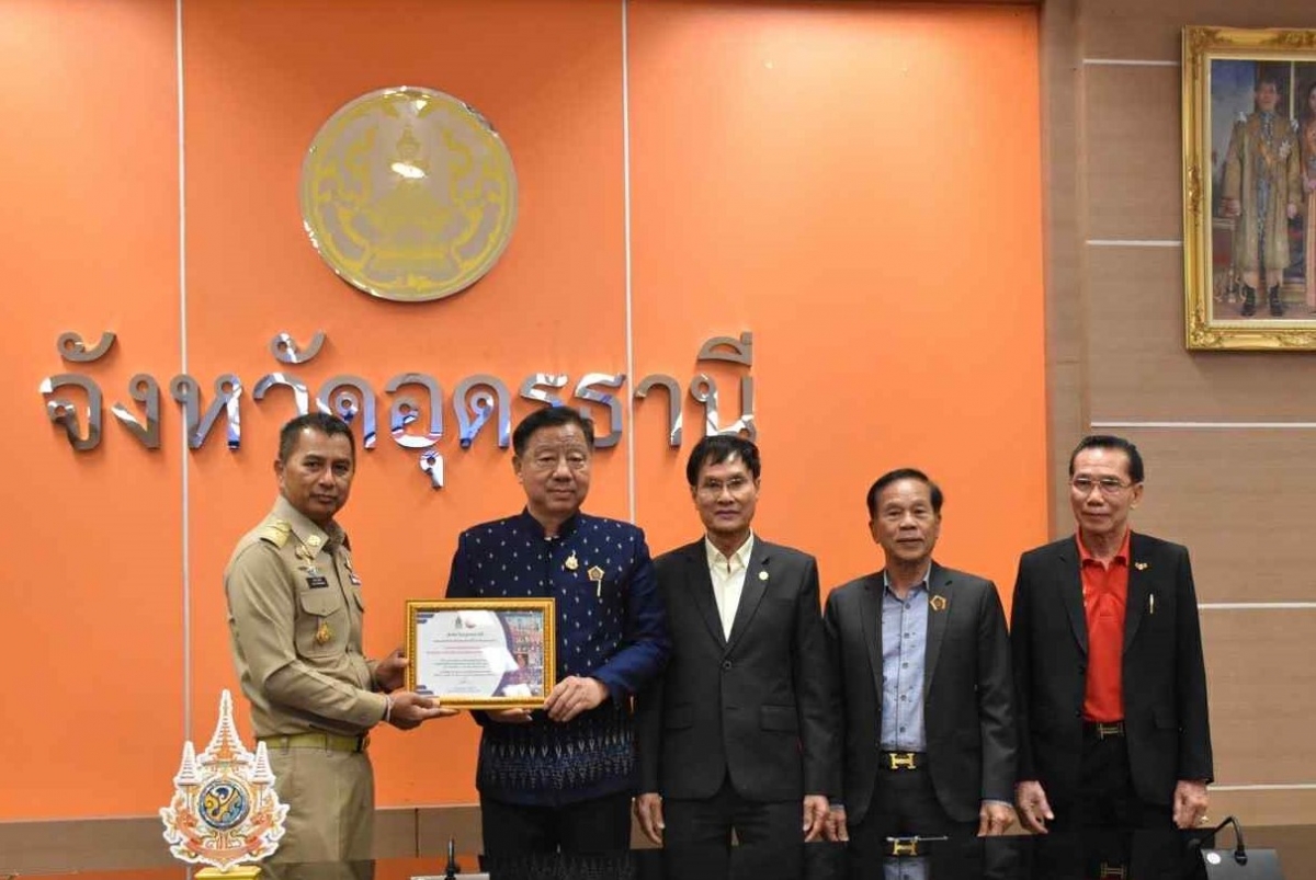 Ông Lã Đình Nhâm (Người thứ 3 từ bên phải), Phó chủ tịch Hội người Việt Nam ở tỉnh Udon, Đông Bắc Vương quốc Thái Lan luôn trăn trở làm sao để duy trì tiếng Việt ngay trong chính gia đình mình. Ảnh NVCC