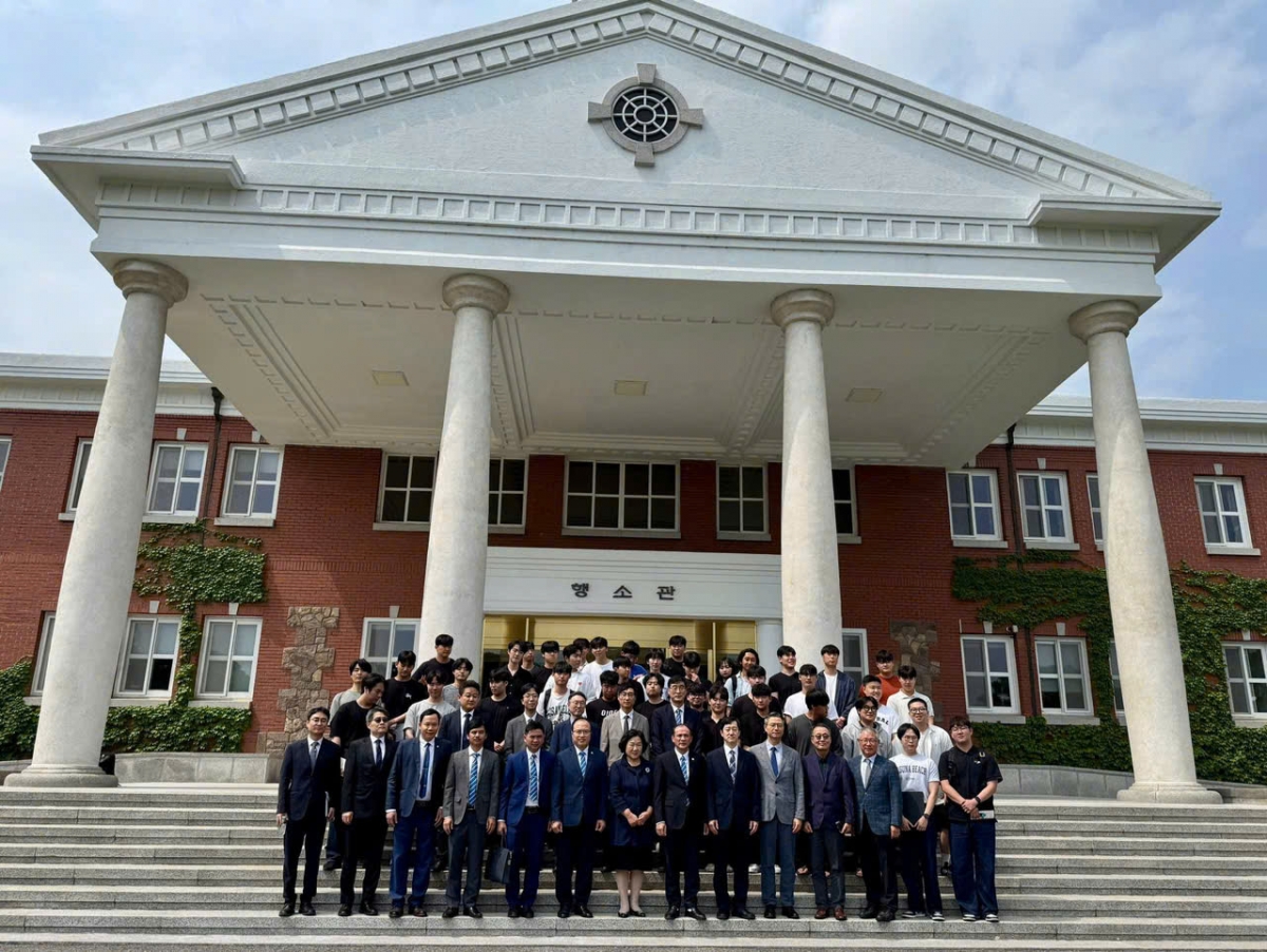 GS Nguyễn Trung Việt cùng đoàn công tác ĐH Thủy Lợi tại Đại học Keimyung. (Ảnh: TLU)