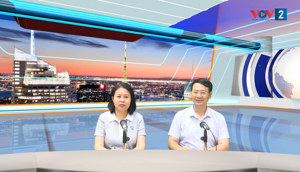 Ông Nguyễn Tiến Đạt tại phòng thu trực tiếp VOV2