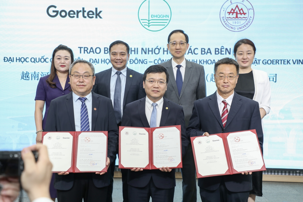 3 đơn vị ký biên bản hợp tác cùng thực hiện Mô hình Đại học - Doanh nghiệp - Đại học ( Ảnh: VNU )