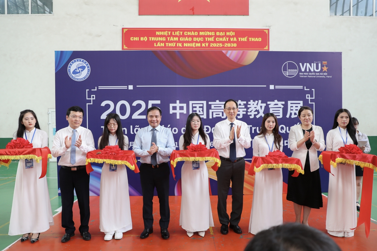Lãnh đạo ĐHQGHN và đại diện các trường ĐH Trung Quốc cắt băng khai mạc Triển lãm Giáo dục Trung Quốc ( 12/6/2025)