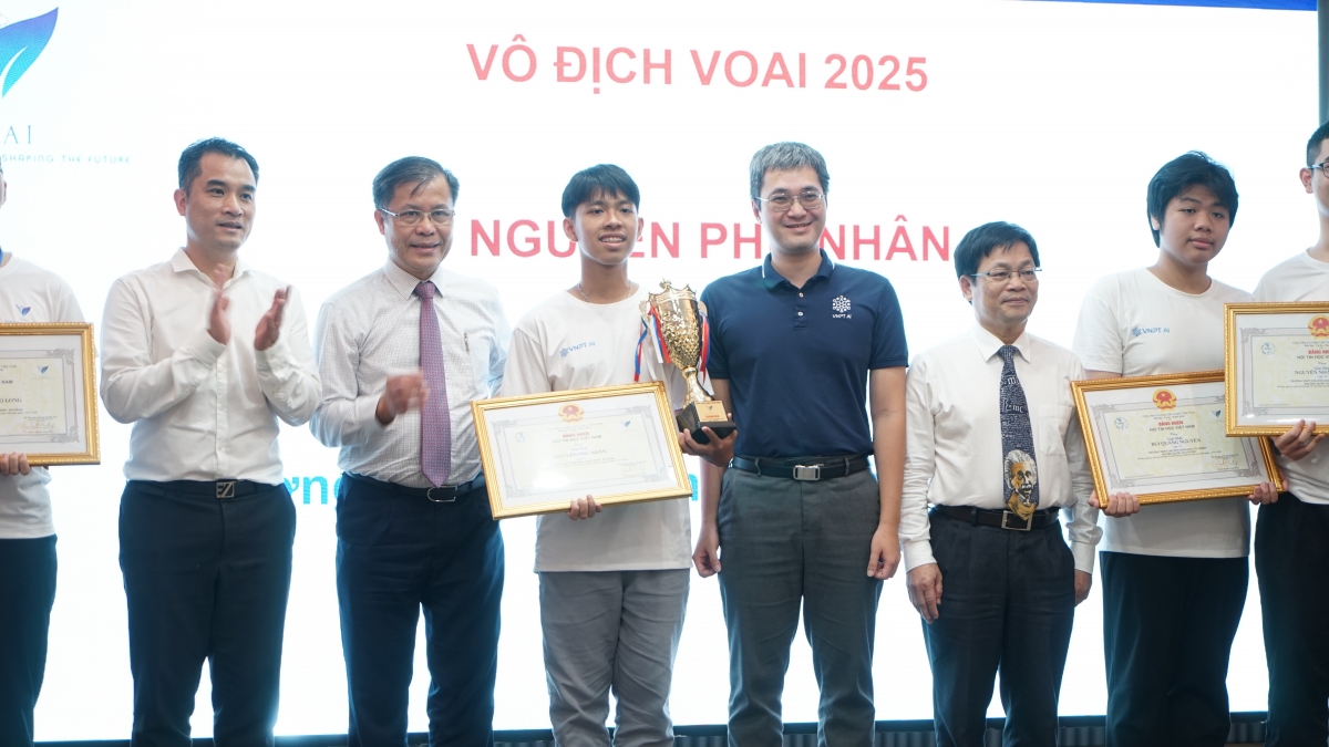 Nguyễn Phú Nhân, học sinh lớp 11 Trường THPT Chuyên Lê Quý Đôn - Đà Nẵng (thứ 3 từ trái sang)  trở thành nhà vô địch VOAI 2025 với số điểm tuyệt đối (Ảnh: Ban tổ chức )