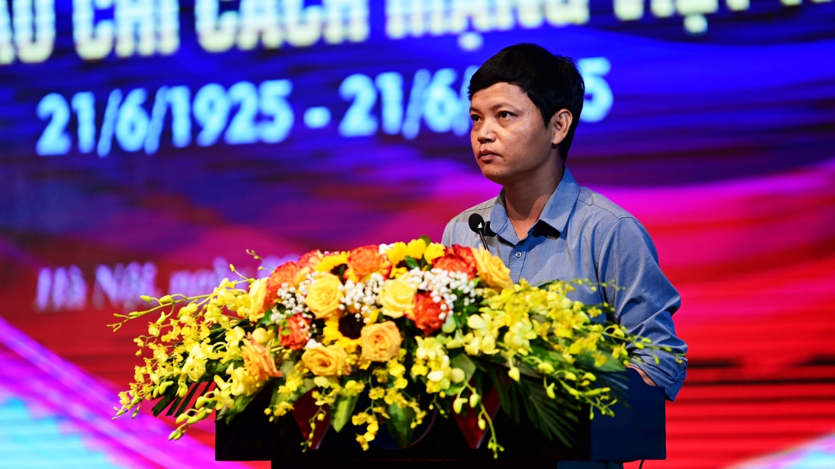 Nhà báo Bá Duy (VOV2) phát biểu tại buổi Gặp mặt.