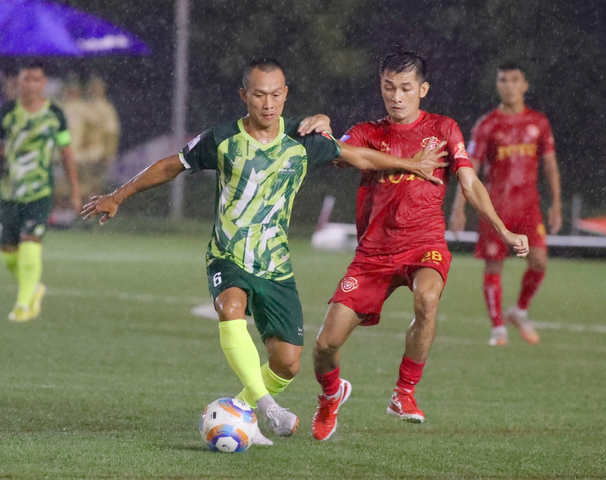 Màn so tài trong mưa giữa ĐKVĐ An Biên và Nghiêm Phạm Holdings (ảnh: Vietfootball)