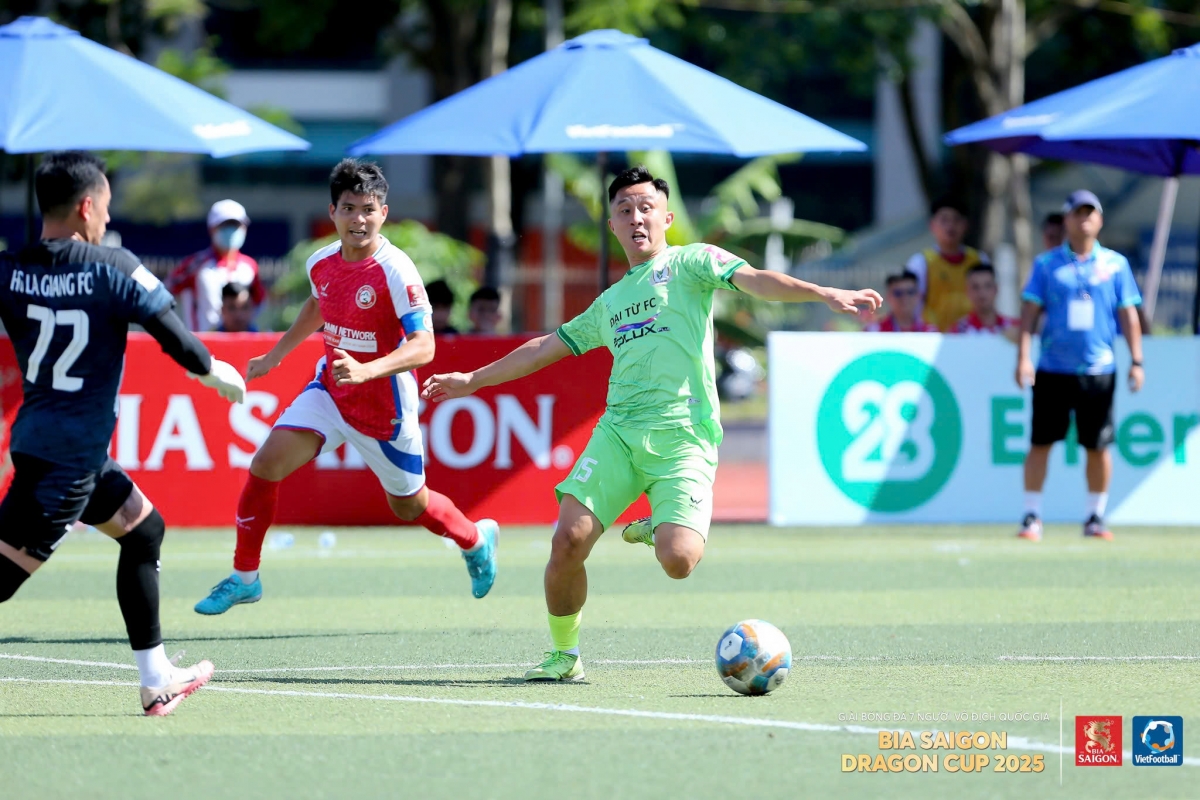 ĐKVĐ Đại Từ (xanh) để thua trận thứ hai sau 3 vòng đấu đầu mùa (ảnh: Vietfootball)