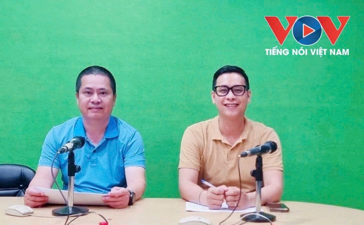 TS Nguyễn Tuấn Anh (phải) trao đổi cùng phóng viên VOV2
