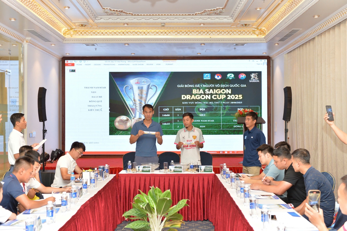 Bốc thăm vòng loại khu vực Đông Bắc Bộ (ảnh: Vietfootball)