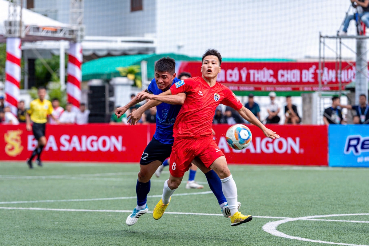 KS Hoàng Long và Tôn Việt Hùng gặp nhau ở ngày khai mạc khu vực Bắc Trung Bộ (ảnh: Vietfootball)