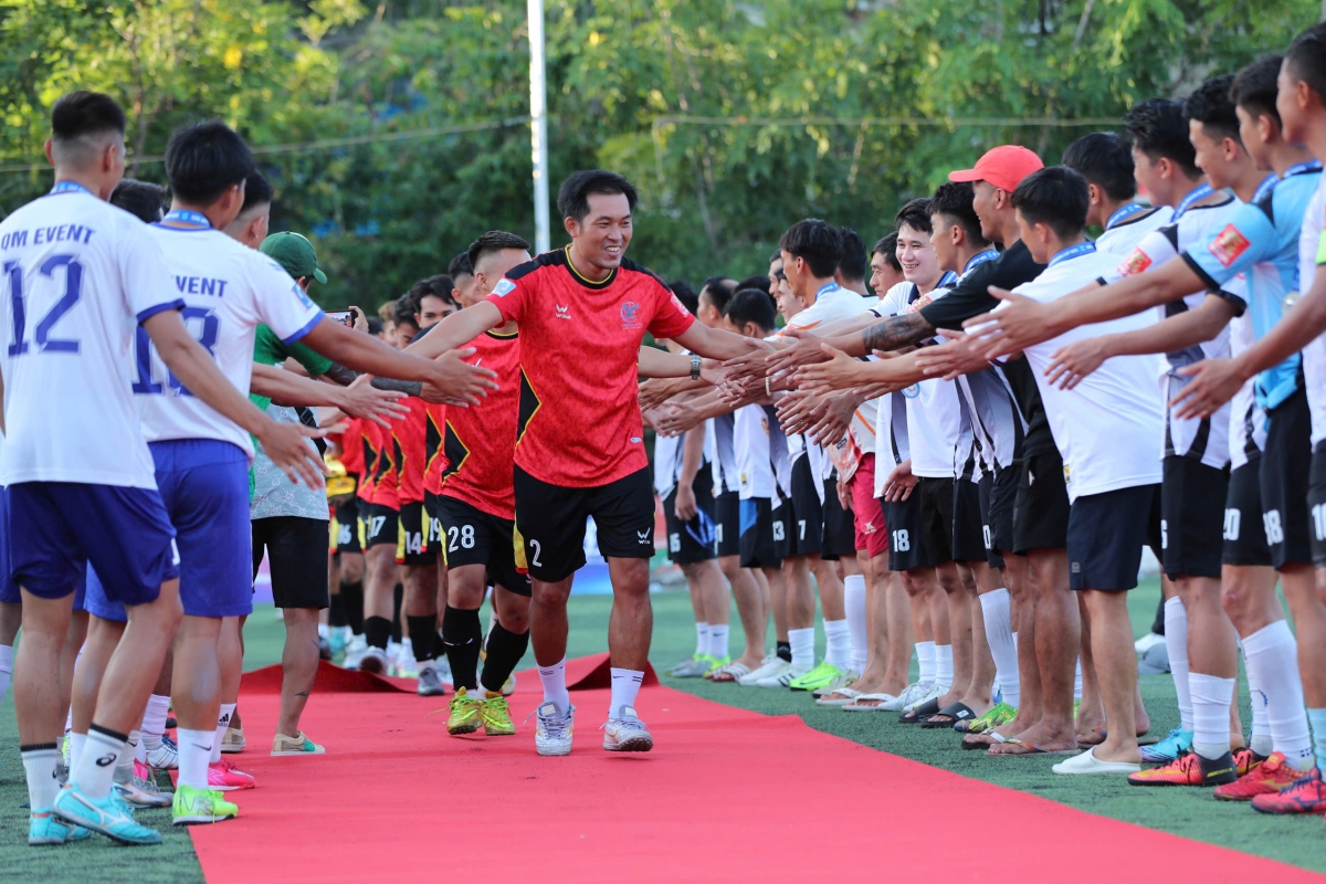Các đội bóng chúc mừng CLB Friendly trong lễ bế mạc vòng loại khu vực Nam Trung Bộ (ảnh: Vietfootball)
