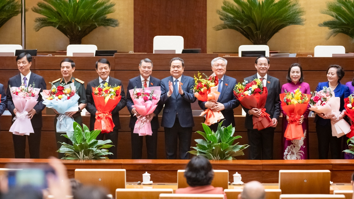 Chủ tịch Quốc hội Trần Thanh Mẫn tặng hoa chúc mừng các thành viên Hội đồng Bầu cử quốc gia.
	Ảnh: quochoi.vn