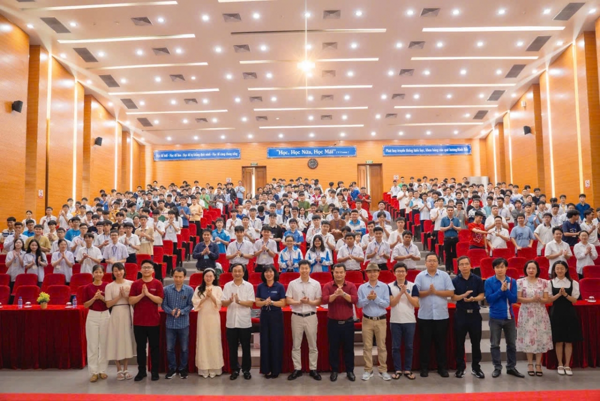 Lễ Khai mạc Trường hè Toán học cho học sinh tại  trường THPT chuyên Bắc Ninh (Ảnh VIASM)