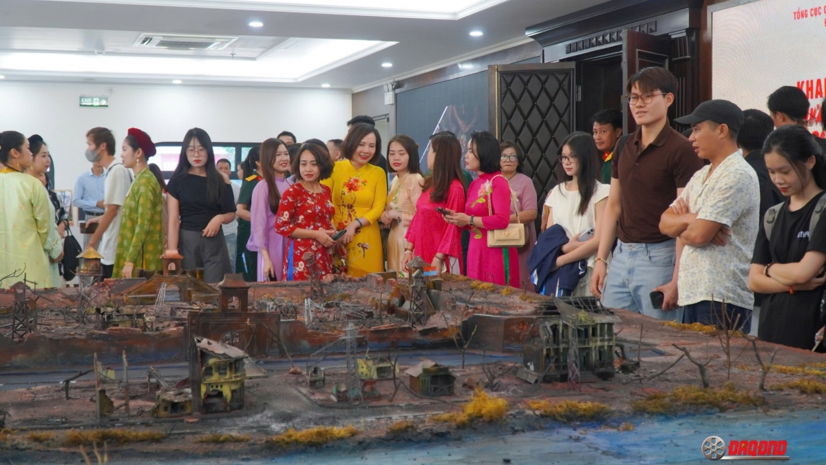 Mô hình phim trường bên bờ sông Thạch Hãn được tái hiện thu nhỏ trong không giản triển lãm, thu hút đông đảo khán giả thưởng thức. Ảnh: Điện ảnh QĐND.