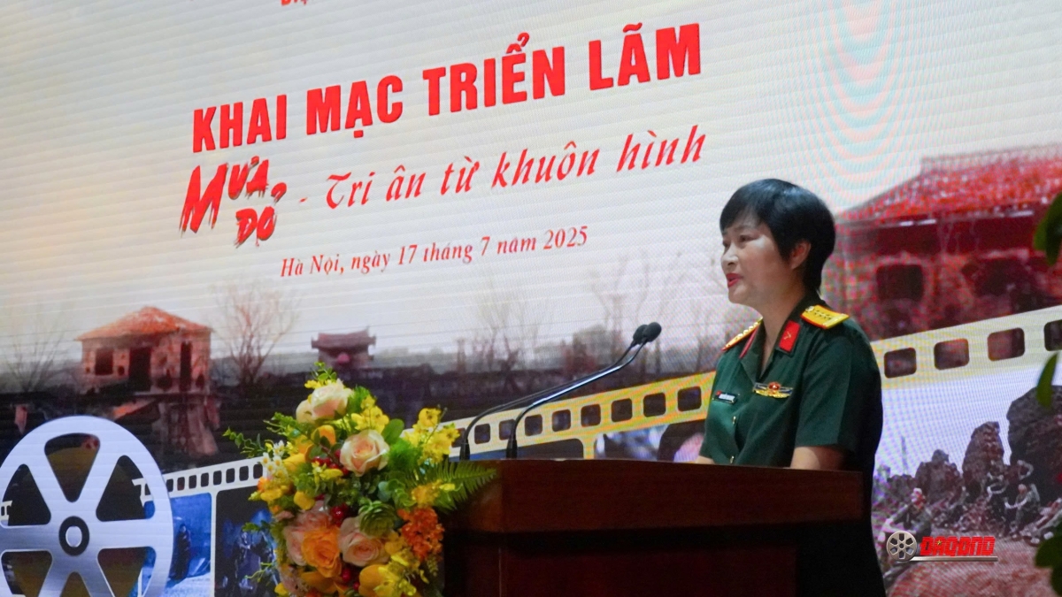 Đại tá Nguyễn Thu Dung, GĐ Điện ảnh Quân đội nhân dân, Phó Trưởng ban chỉ đạo phim truyện Điện ảnh Mưa đỏ phát biểu khai mạc triển lãm. Ảnh: Điện ảnh QĐND.