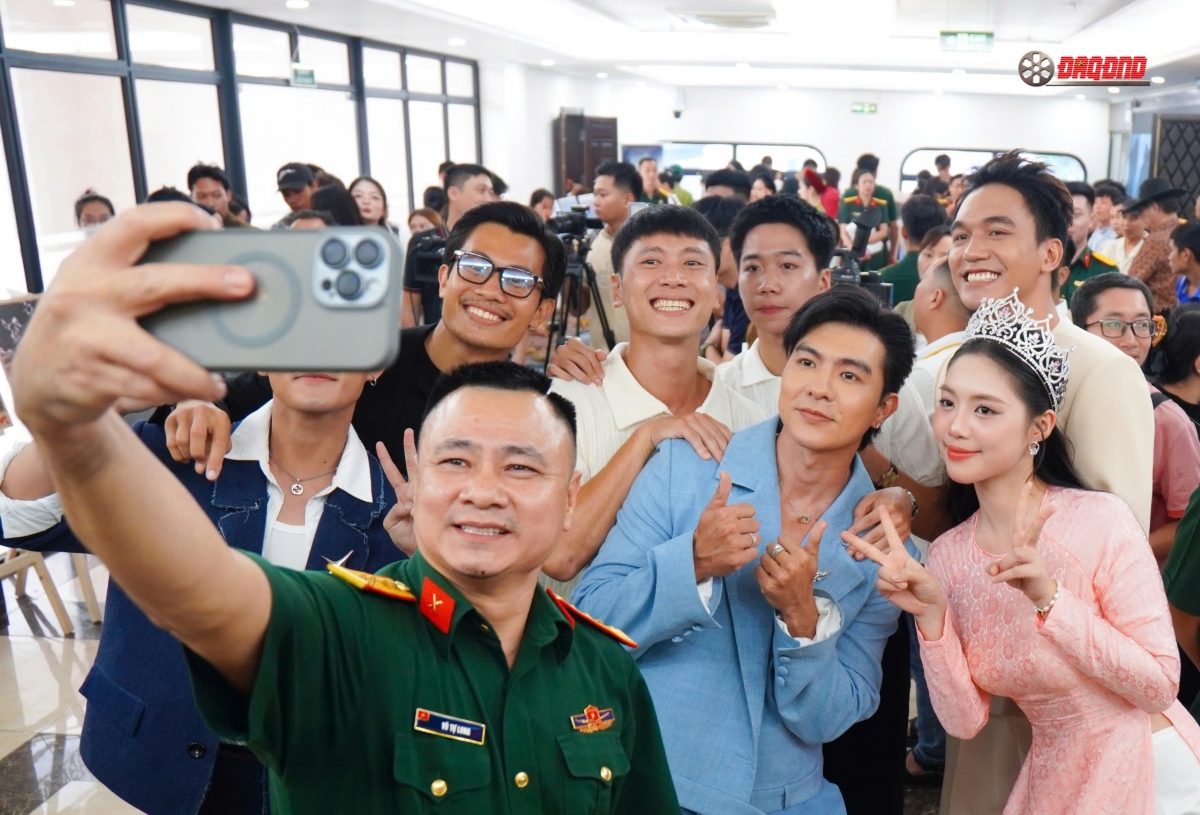 Đại tá, NSND Vũ Tự Long, Á hậu Trần Ngọc Châu Anh và dàn diễn viên phim Mưa đỏ chụp ảnh với khán giả đến tham dự lễ khai mạc triển lãm. Ảnh: Điện ảnh QĐND