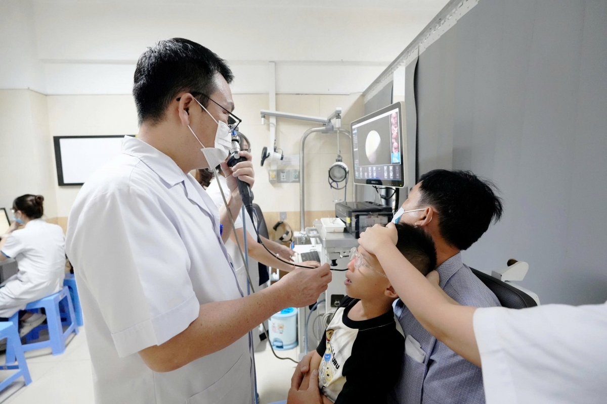 TS.BS Đào Đình Thi đang nội soi tai mũi họng cho bệnh nhi mắc chứng ngủ ngáy. Ảnh: BV cung cấp