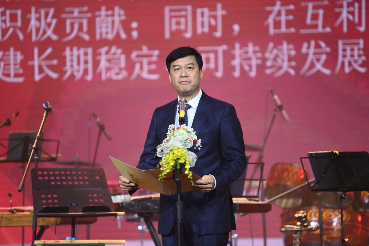 Ông Ngô Minh Hiển, Phó TGĐ Đài Tiếng nói Việt Nam phát biểu tại chương trình giao lưu nghệ thuật “Tiếng hát hữu nghị Việt – Trung 2025”