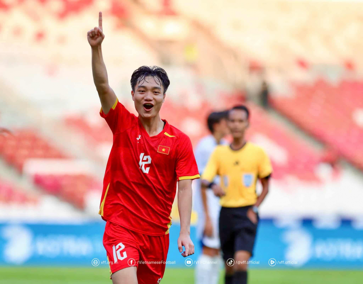 Xuân Bắc ấn định chiến thắng 2-1 cho thầy trò HLV Kim Sang Sik (ảnh VFF)