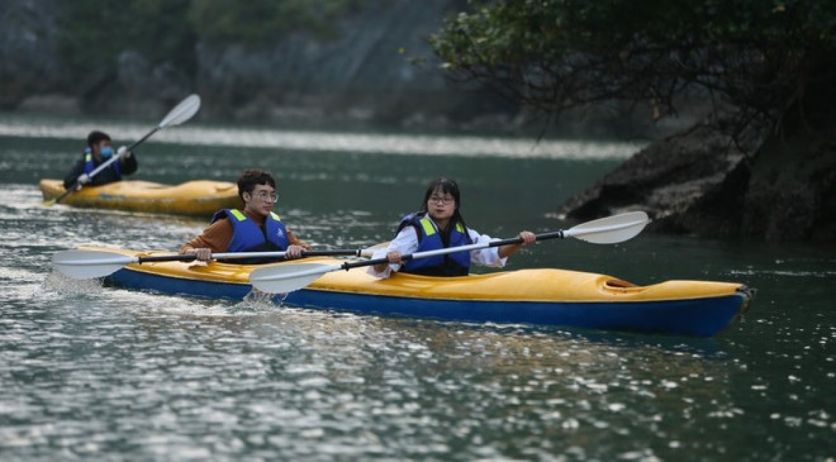 Du khách cần mặc áo phao để đảm bảo an toàn khi trải nghiệm chèo kayak trên Vịnh Hạ Long.
Nguồn: Vietnamplus.vn
