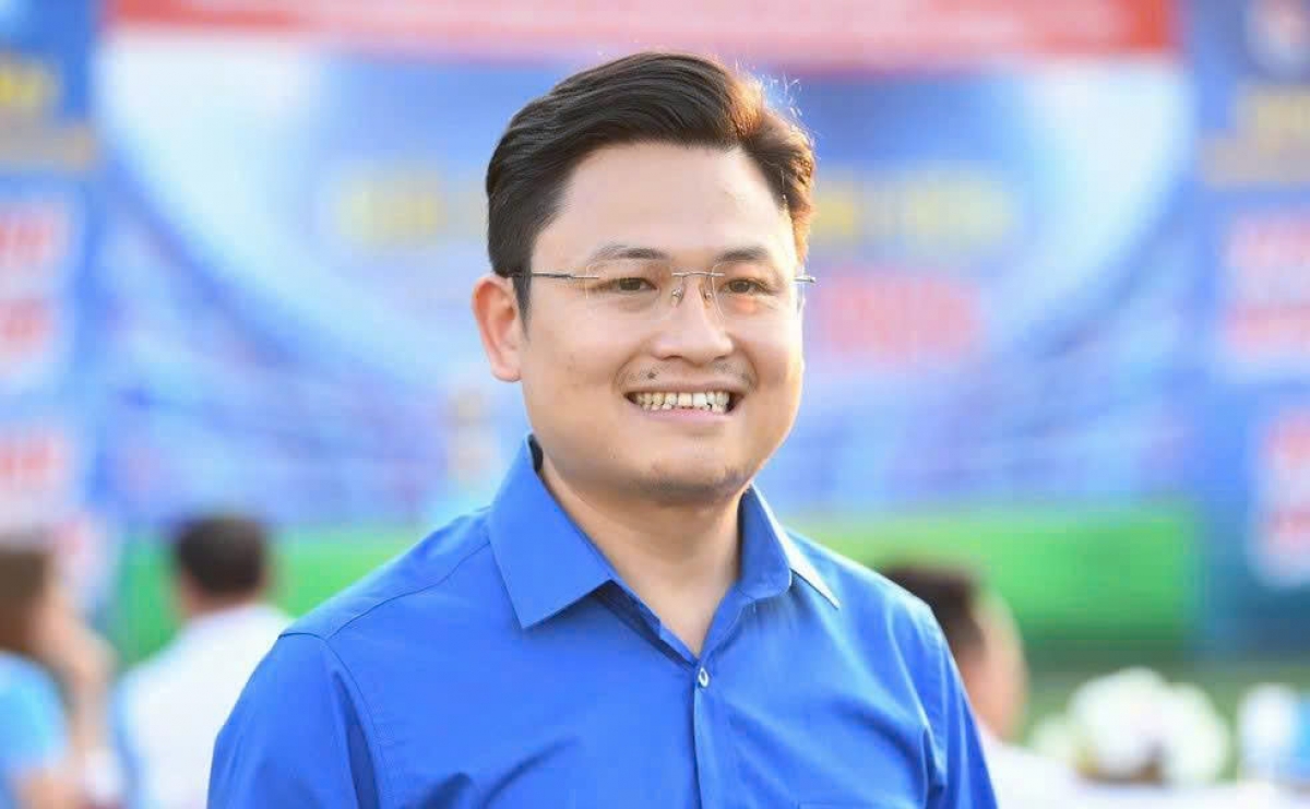 Anh Thiều Cẩm Sơn, Bí thư đoàn trường đại học Mở Hà Nội chia sẻ về phong trào "Bình dân học vụ số". Ảnh: NVCC