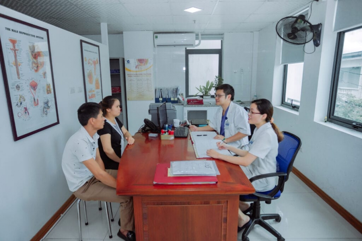 Bác sĩ Hà Ngọc Mạnh đang tư vấn cho bệnh nhân. Ảnh: BVCC