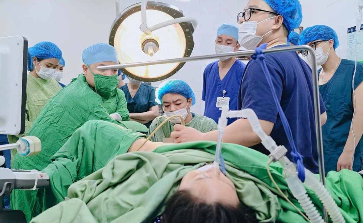 Ê-kíp phẫu thuật của Bệnh viện Phụ sản Hà Nội cấp cứu cho sản phụ bị băng huyết muộn sau sinh. (Ảnh: BVCC)