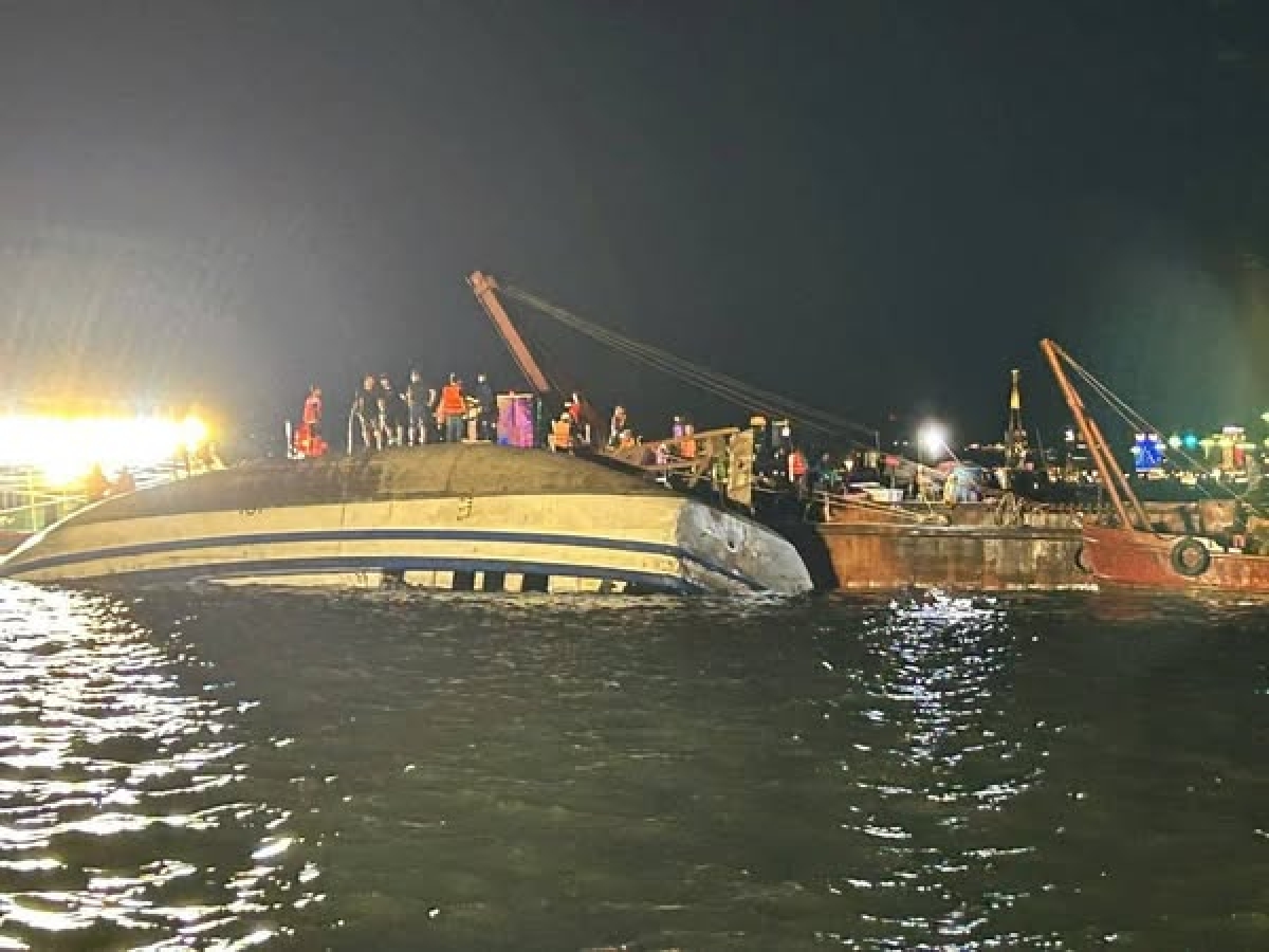 Chiều 19/7, do giông lốc bất ngờ, tại khu vực gần hang Đầu Gỗ, Vịnh Hạ Long, Quảng Ninh đã xảy ra vụ đắm tàu du lịch mang số hiệu QN-7105. Ảnh Minh Khôi