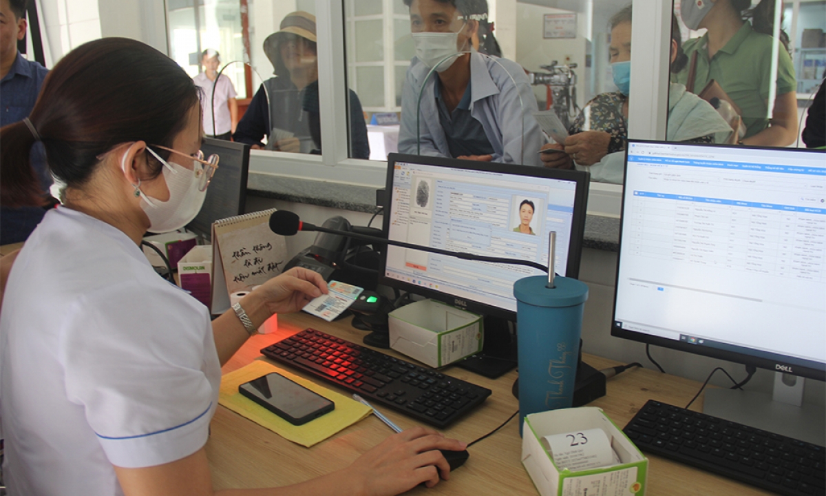 Chỉ cần mang theo CCCD gắn chíp là có thể đăng ký KCB nhanh chóng (Ảnh nguồn BHXH VN)