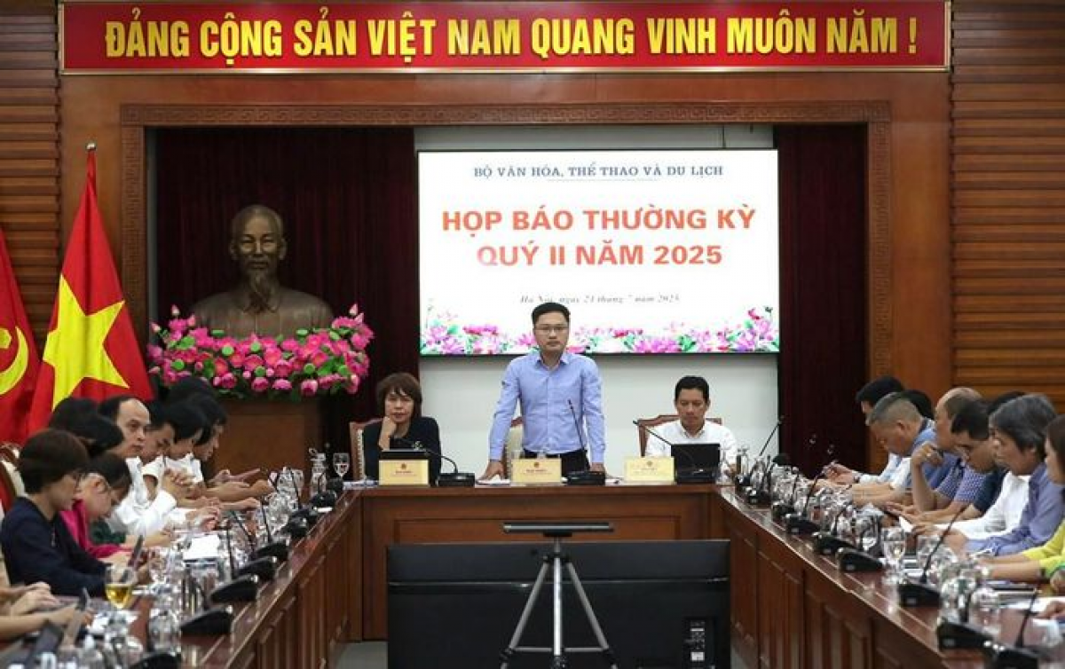 Ông Cao Lê Tuấn Anh, Chánh Văn phòng, Người phát ngôn Bộ VHTTDL chủ trì họp báo thường kỳ Quý 2 năm 2025 của Bộ. Ảnh: Trần Huấn
