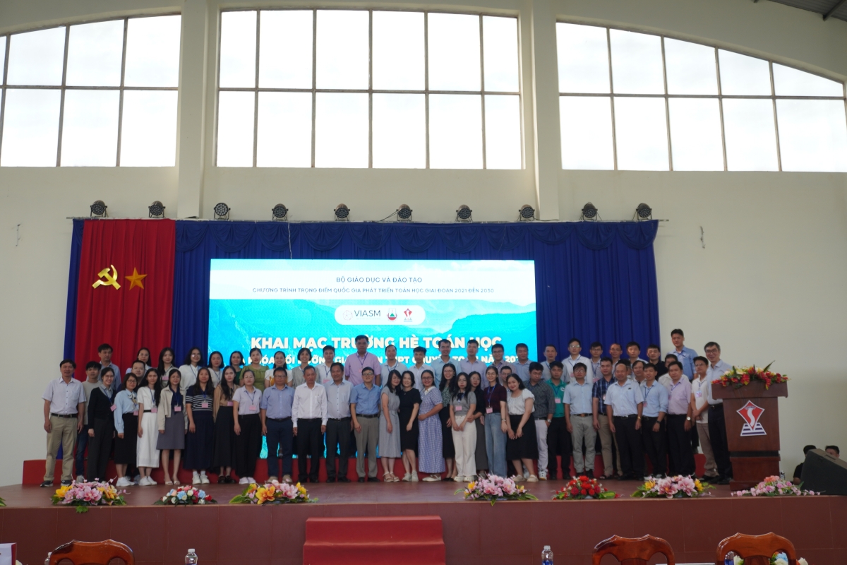 Các đại biểu tham dự Trường hè Toán học sinh khu vực Miền Trung - Tây Nguyên (Đăk Lắk) (Ảnh: VIASM)