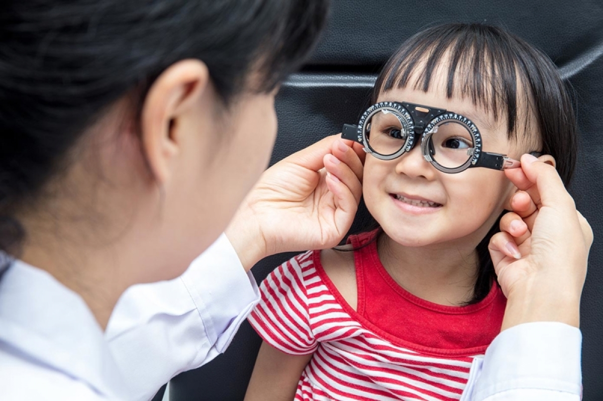Việc đo thị lực và lựa chọn kính đúng số rất quan trọng đối với trẻ cận thị. Ảnh: Internet