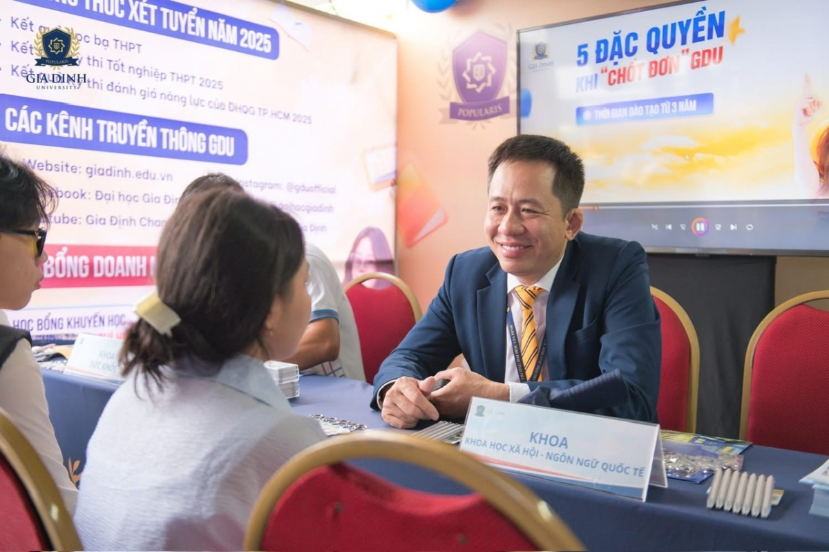 TS Trịnh Hữu Chung Phó hiệu trưởng Trường ĐH Gia Định tư vấn cho thí sinh (Ảnh: nvcc)