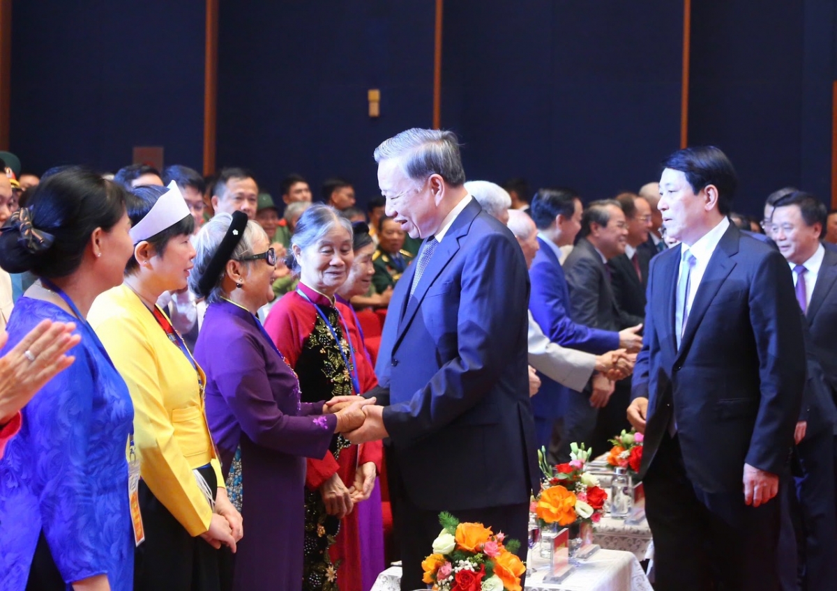 Tổng Bí thư Tô Lâm và Chủ tịch nước Lương Cường thăm hỏi các đại biểu tại Hội nghị gặp mặt người có công, nhân chứng lịch 2025 (Ảnh: BTC Hội nghị)