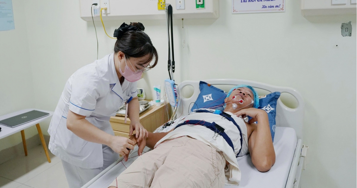 Bệnh nhân đo đa ký giấc ngủ tại bệnh viện Tai Mũi Họng Trung ương. Ảnh BV cung cấp