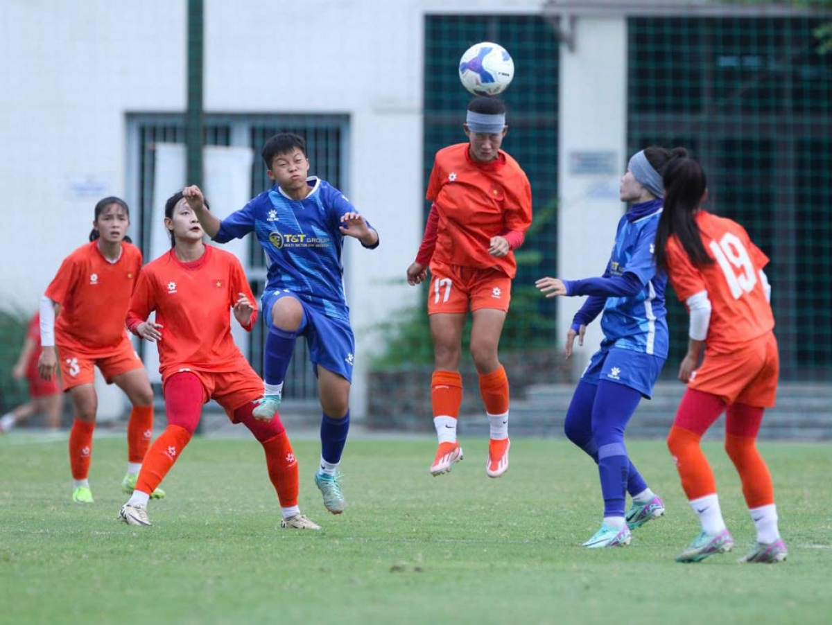 U20 nữ Việt Nam thi đấu giao hữu với CLB U19 nữ Thái Nguyên (Ảnh: VFF)