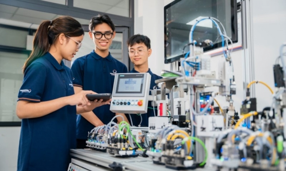 Bộ GD-ĐT quy định, học sinh phải đạt 8 điểm môn Toán và tổng điểm 3 môn trong tổ hợp phải đạt từ 24 điểm trở lên mới được xét tuyển vào các ngành về vi mạch bán dẫn (Ảnh: MOET)