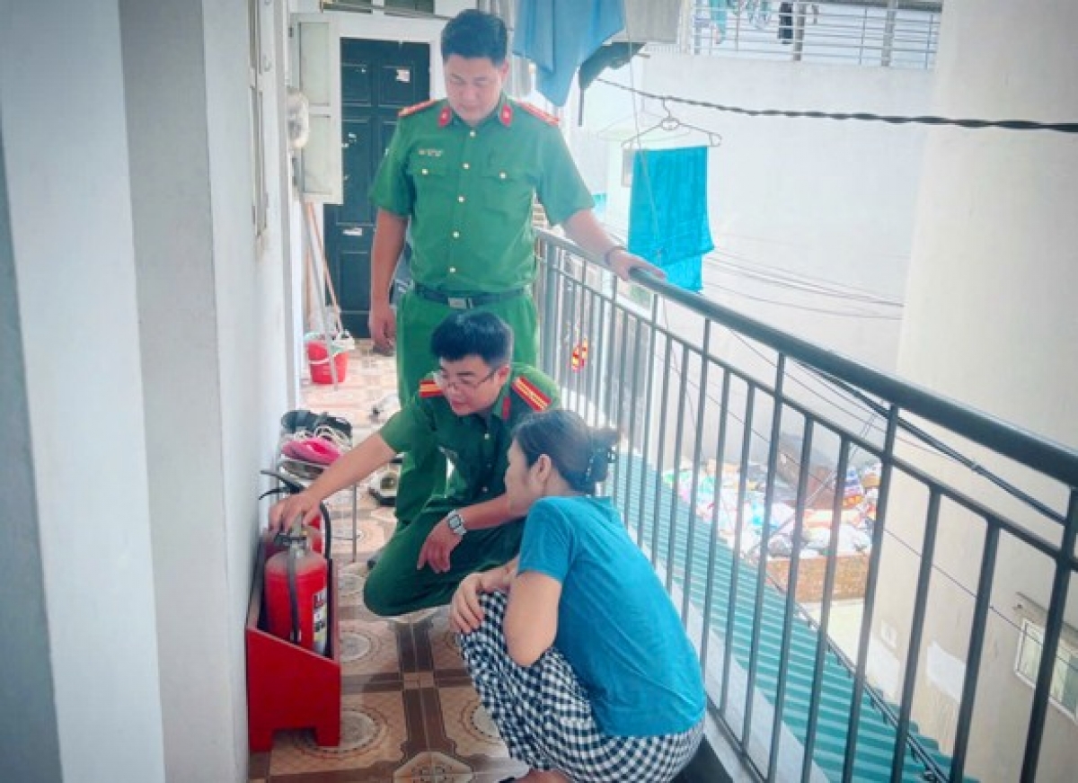 Lực lượng cảnh sát PCCC hướng dẫn người dân sử dụng, kiểm tra bình chữa cháy
(ảnh: Anninhthudo)