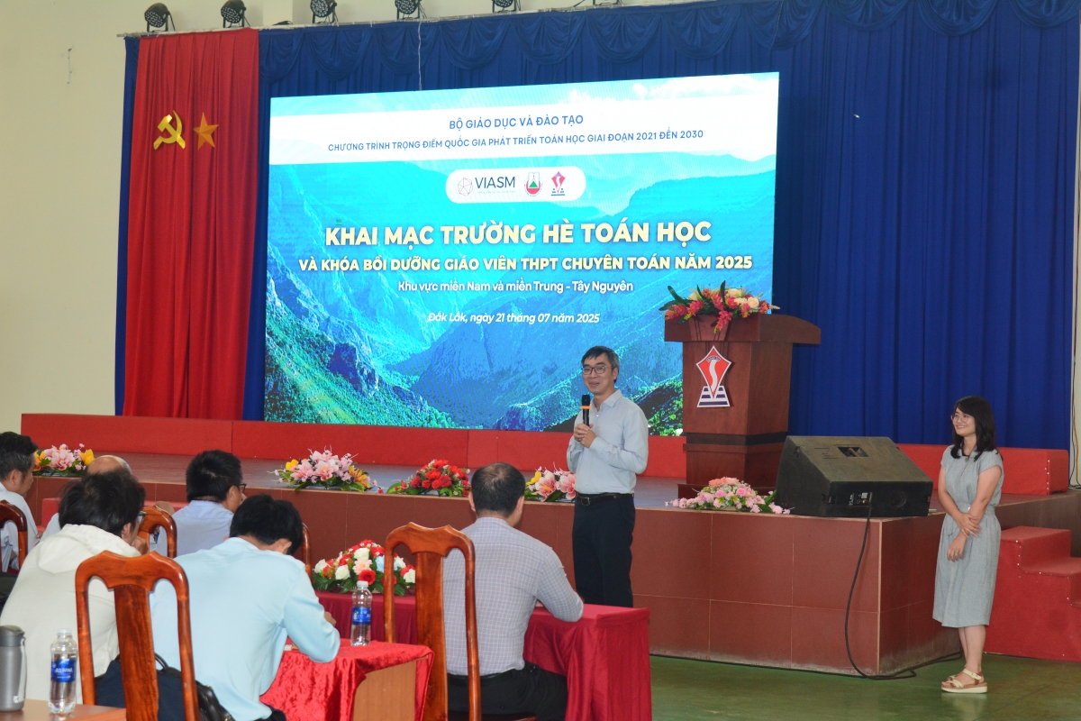 PGS.TS Lê Minh Hà (Giám đốc điều hành VIASM) phát biểu khai mạc Trường hè Toán học học sinh khu vực Miền Trung - Tây Nguyên (Đăk Lắk)