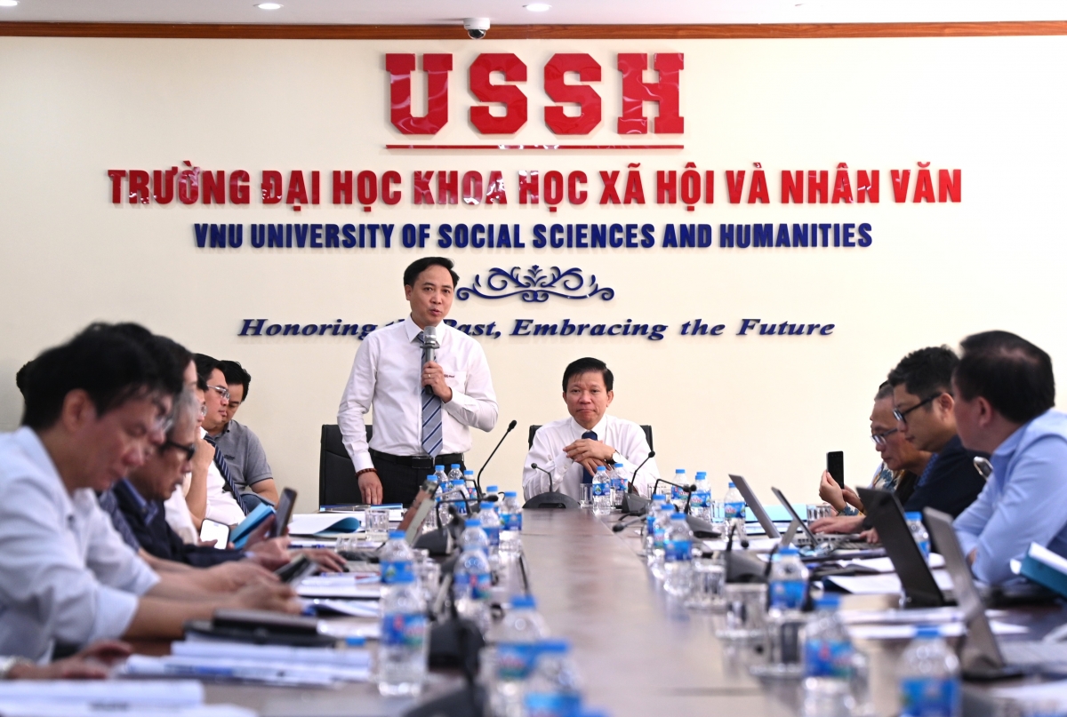 PGS. TS Đỗ Văn Hùng, Trưởng khoa Quản lý thông tin thư viện, trường ĐH KHXHNV phát biểu tại Hội thảo (Ảnh: Thu Lương)