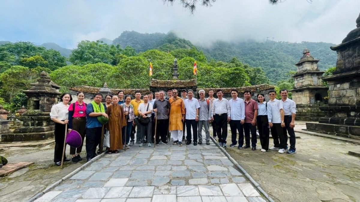 Đoàn chuyên gia của ICOMOS và Việt Nam thực địa tại Quần thể di tích và danh thắng Yên Tử - Vĩnh Nghiêm – Côn Sơn, Kiếp Bạc (Nguồn: Tỉnh Quảng Ninh)