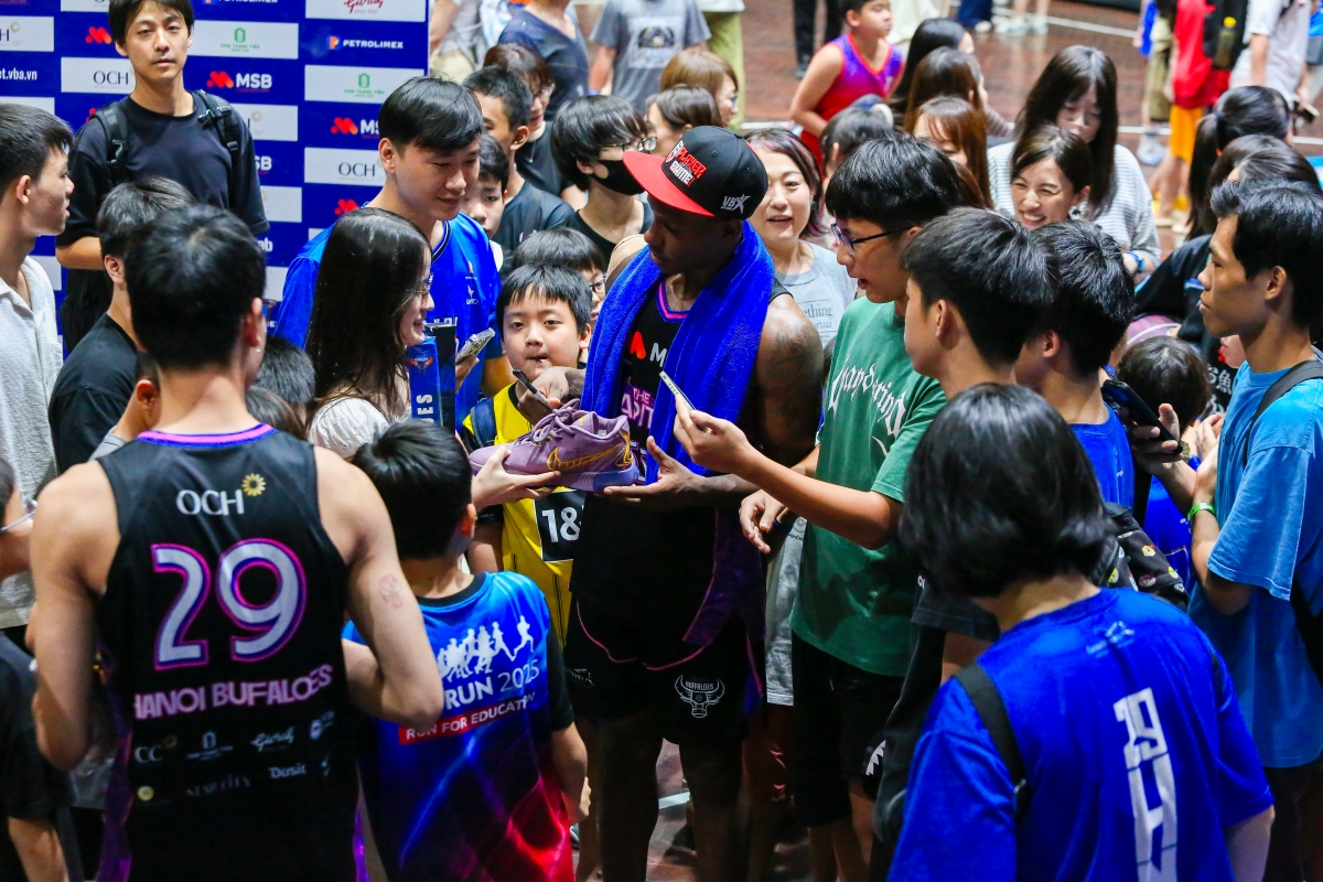 DaQuan Bracey trong vòng vây người hâm mộ Hanoi Buffaloes (ảnh: VBA)