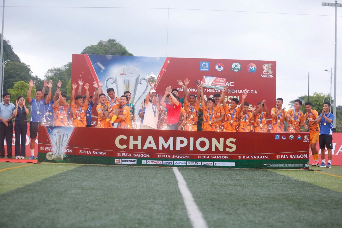 Hiếu Hoa Quahaco đăng quang ngôi vô địch sau khi có đuọc thêm 1 điểm (ảnh: Vietfootball)